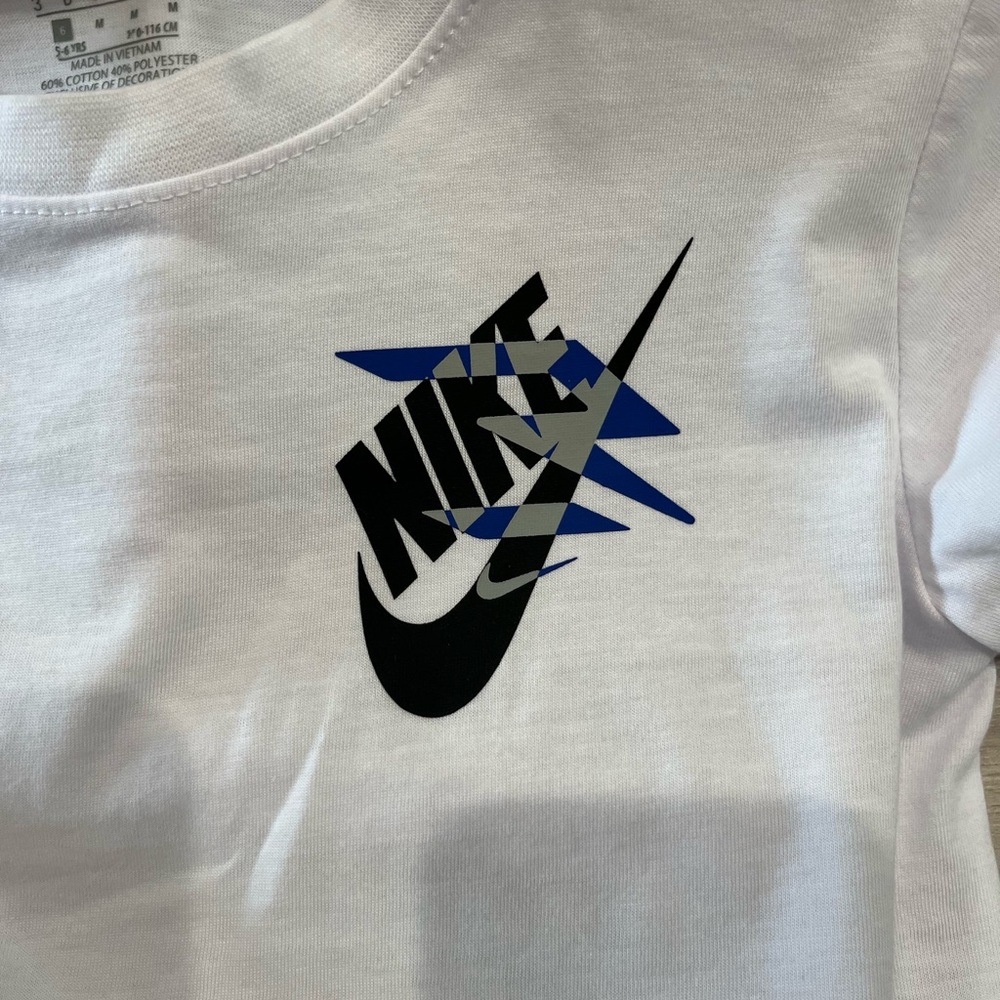 Nike Kids White Tee and Gray Shorts Set with Blue and Black Graphics Size 6 - Picture 5 of 12